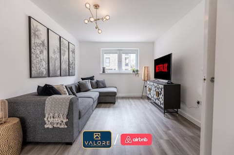 5-Bed Home | Canal Views | Parking for 2+ Cars