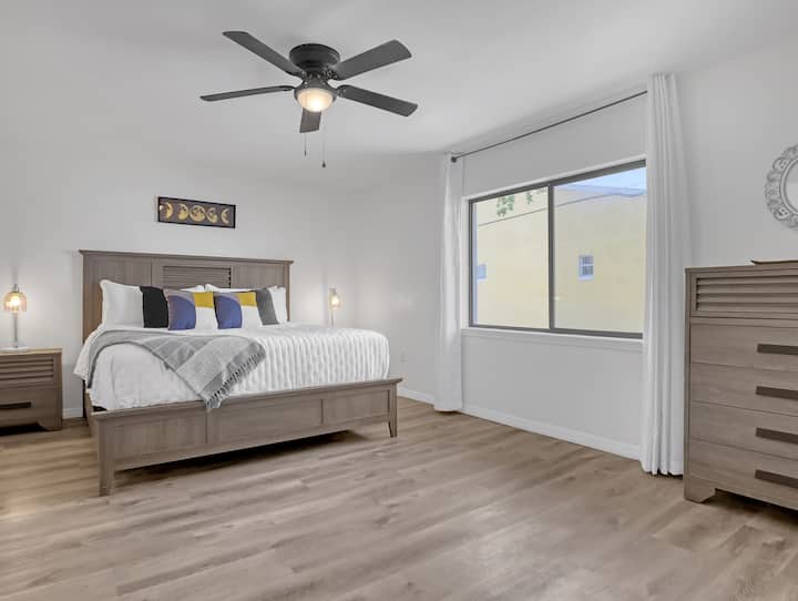 غرفة نوم رئيسية بسرير بحجم كبير