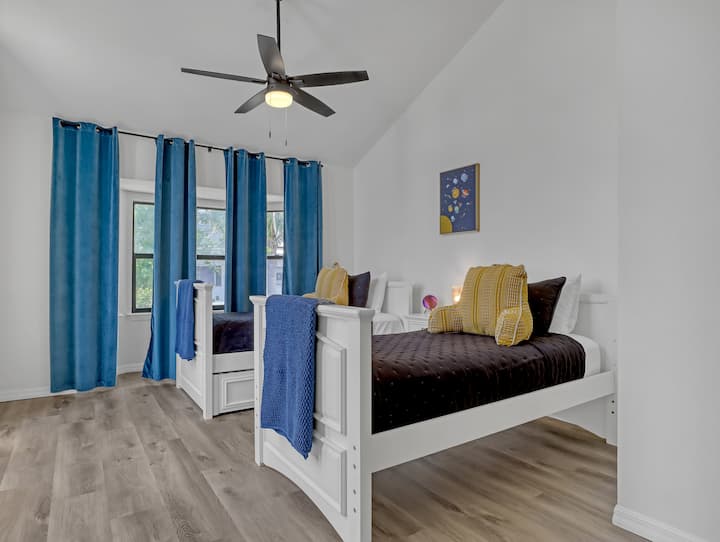 سريران متماثلان مزودان بحلقة ثلاثية مزدوجة