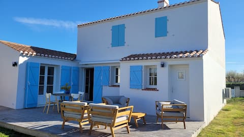 Quiet villa with HOT TUB, close to the beach