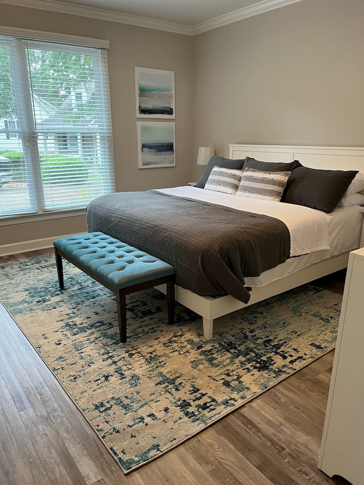 Dormitorio de invitados en la planta superior con cama tamaño king.