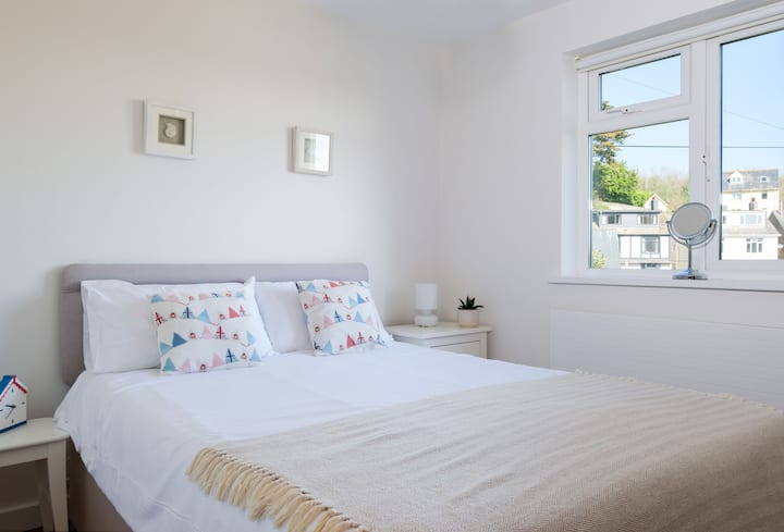 ห้องเตียงใหญ่พร้อมเตียงคิงไซส์และห้องอาบน้ำในตัว