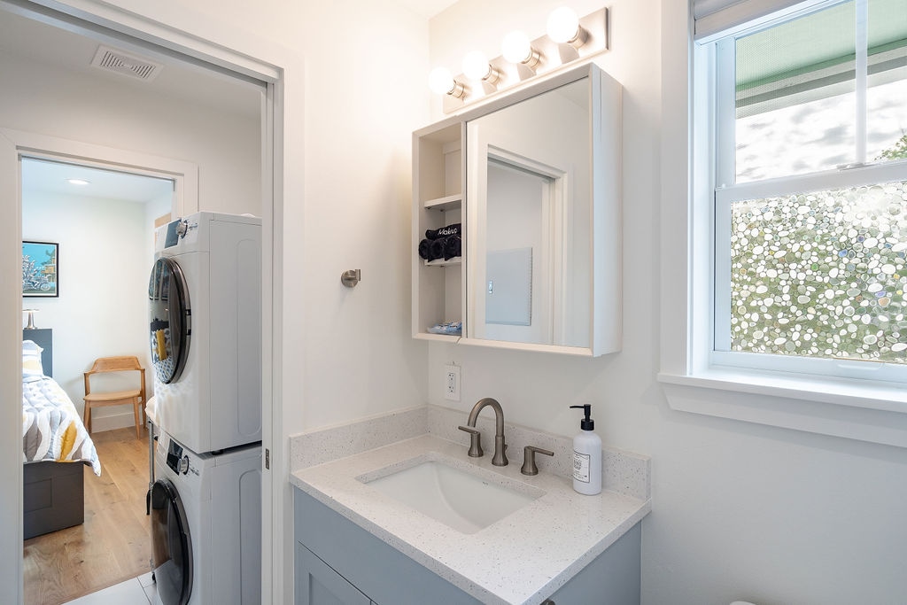 *1 Bdrm Apt*Full Kitchen*Laundry*No Xtra Fees