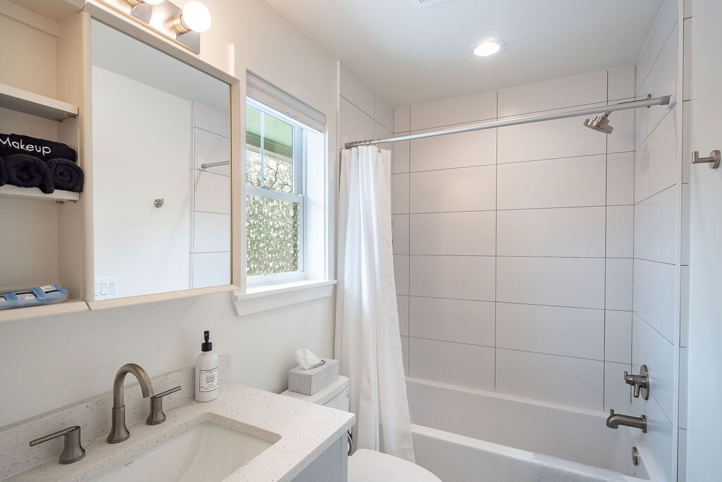 *1 Bdrm Apt*Full Kitchen*Laundry*No Xtra Fees