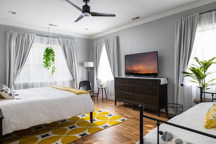 Nos 2 suites King sont parfaites pour les familles, chacune avec des lits gigognes et des salles de bains privées ! Cette suite est située au premier niveau et dispose d'une baignoire et d'une douche à l'italienne.