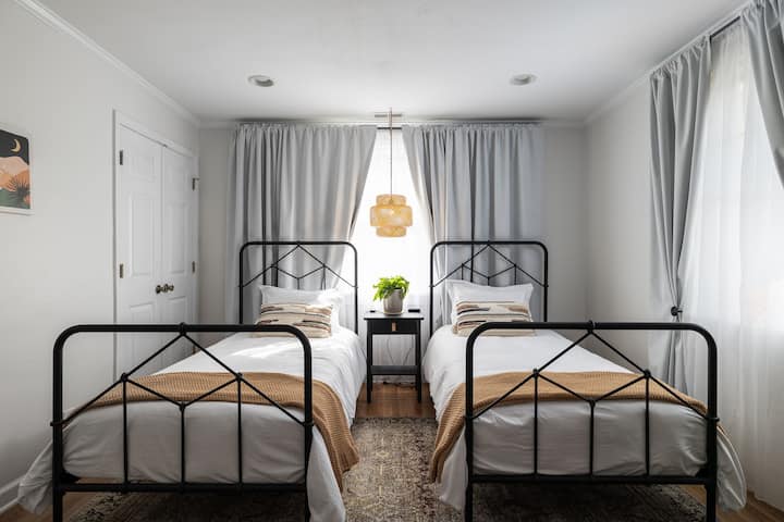 Qu'est-ce qu'il ne faut pas aimer dans cette adorable chambre ? Nous avons une télévision intelligente et un port de recharge sur la table de chevet pour tous vos appareils électroniques. 