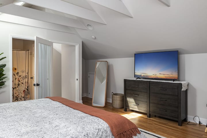 Cette suite king size sereine se situe au 2e niveau. Il est parfait pour les familles avec un lit gigogne, une télévision connectée et une salle de bain attenante avec douche à l'italienne. Le lit king size dispose de ports USB intégrés pour recharger tous vos appareils électroniques !