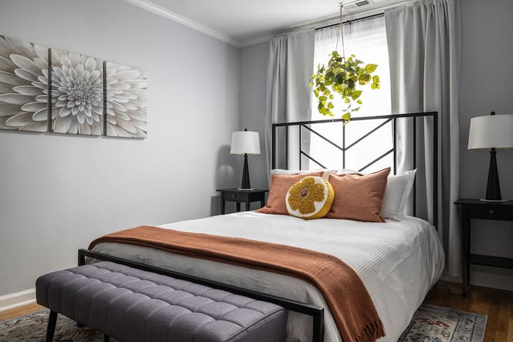 Cette suite queen size apaisante est équipée d'une télévision connectée et d'une salle de bain attenante avec douche/baignoire combinée. 