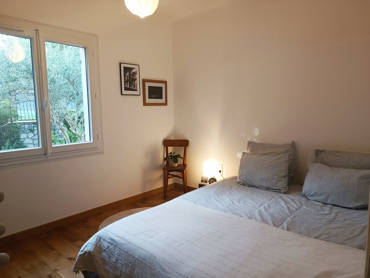 ห้องนอน 1 พร้อมพื้นไม้เนื้อแข็งเตียงคู่