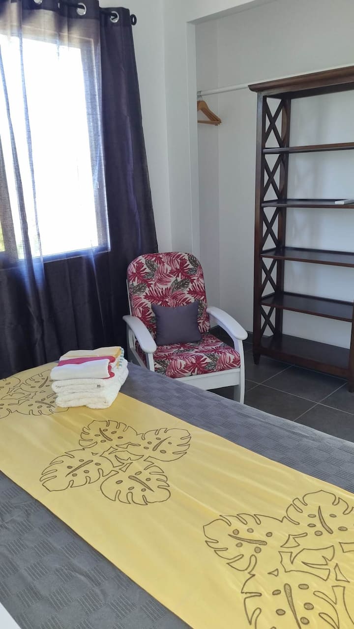 Chambre parentale,  King size bed,  et deux paires de coussins chacun. Chambre climatisée et lumineuse. 
Une serviette de bain et de plage chacun pour votre séjour. 
