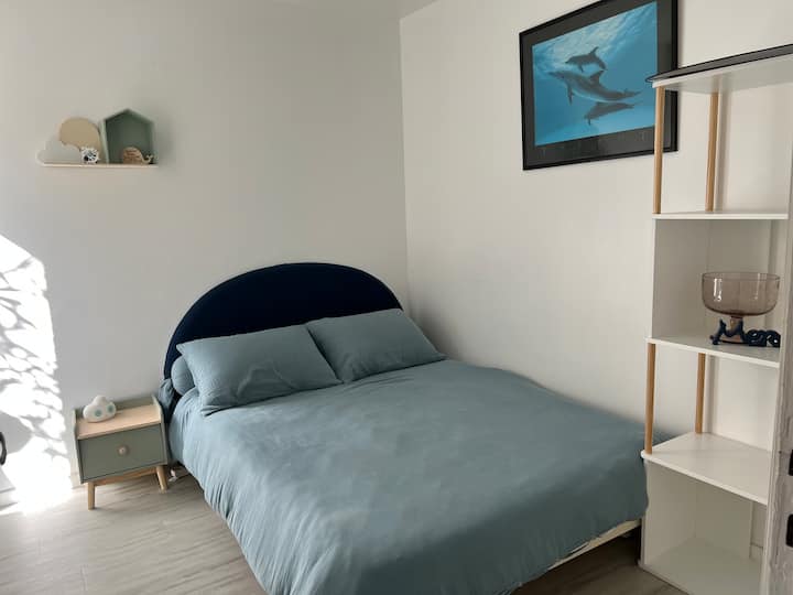 Chumba cha kulala cha pili kilicho na kitanda cha 140 na pia ufikiaji wa moja kwa moja wa nje.