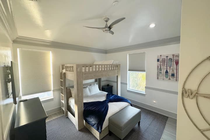 חדר שינה שני עם מיטת קווין סייז ומיטת קומתיים בגודל מלא