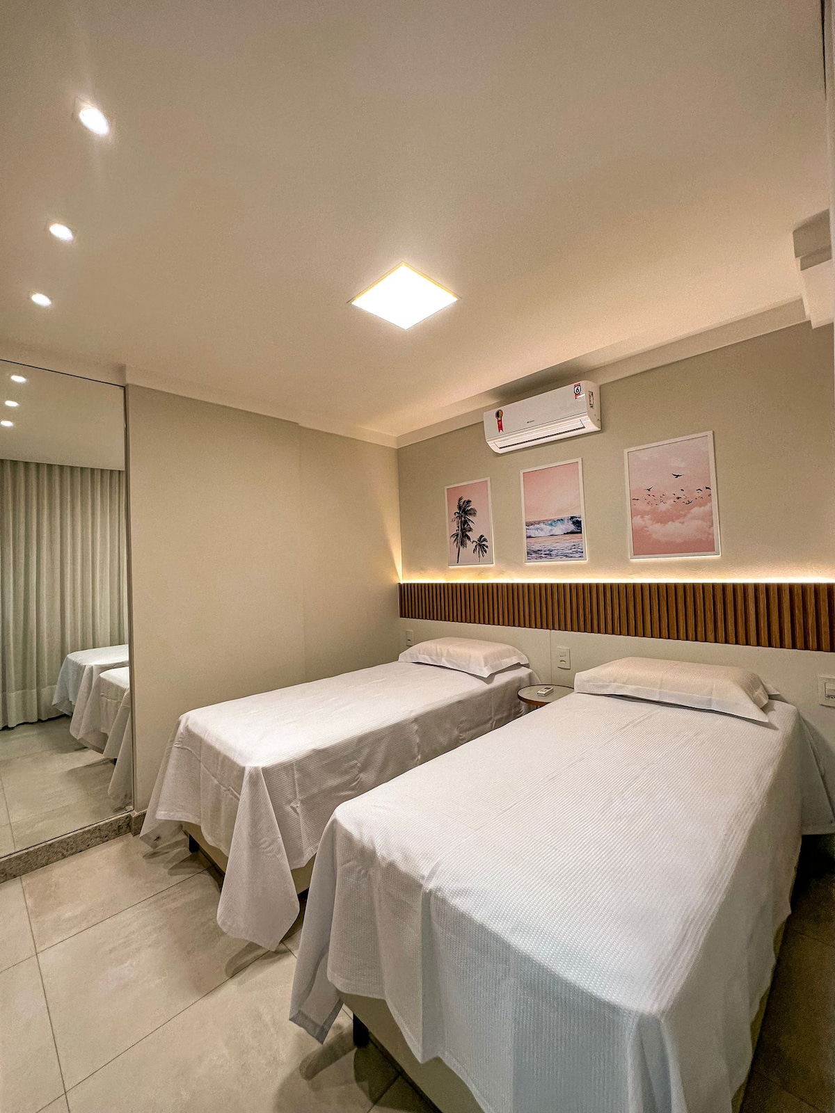 Соба со 2 кревета во кутија