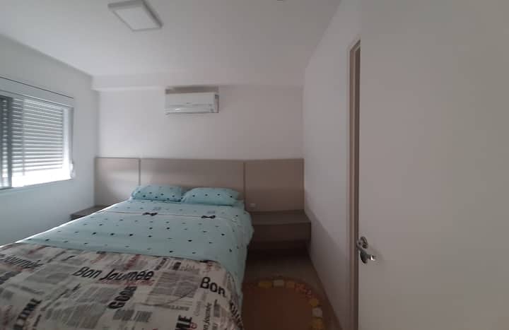 标准双人床套房，配有空调。