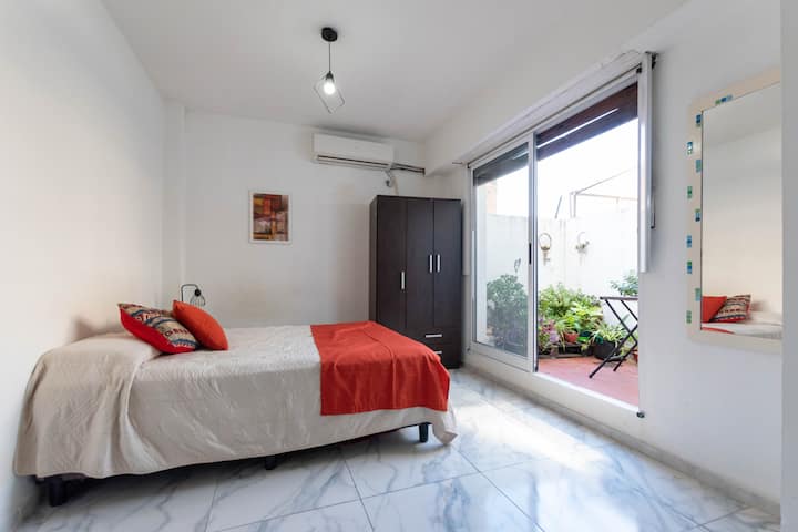 Monoambiente con patio verde en Villa Urquiza