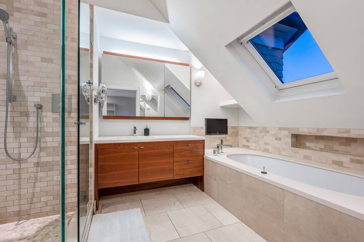 Vancouver Gem gallery image 3