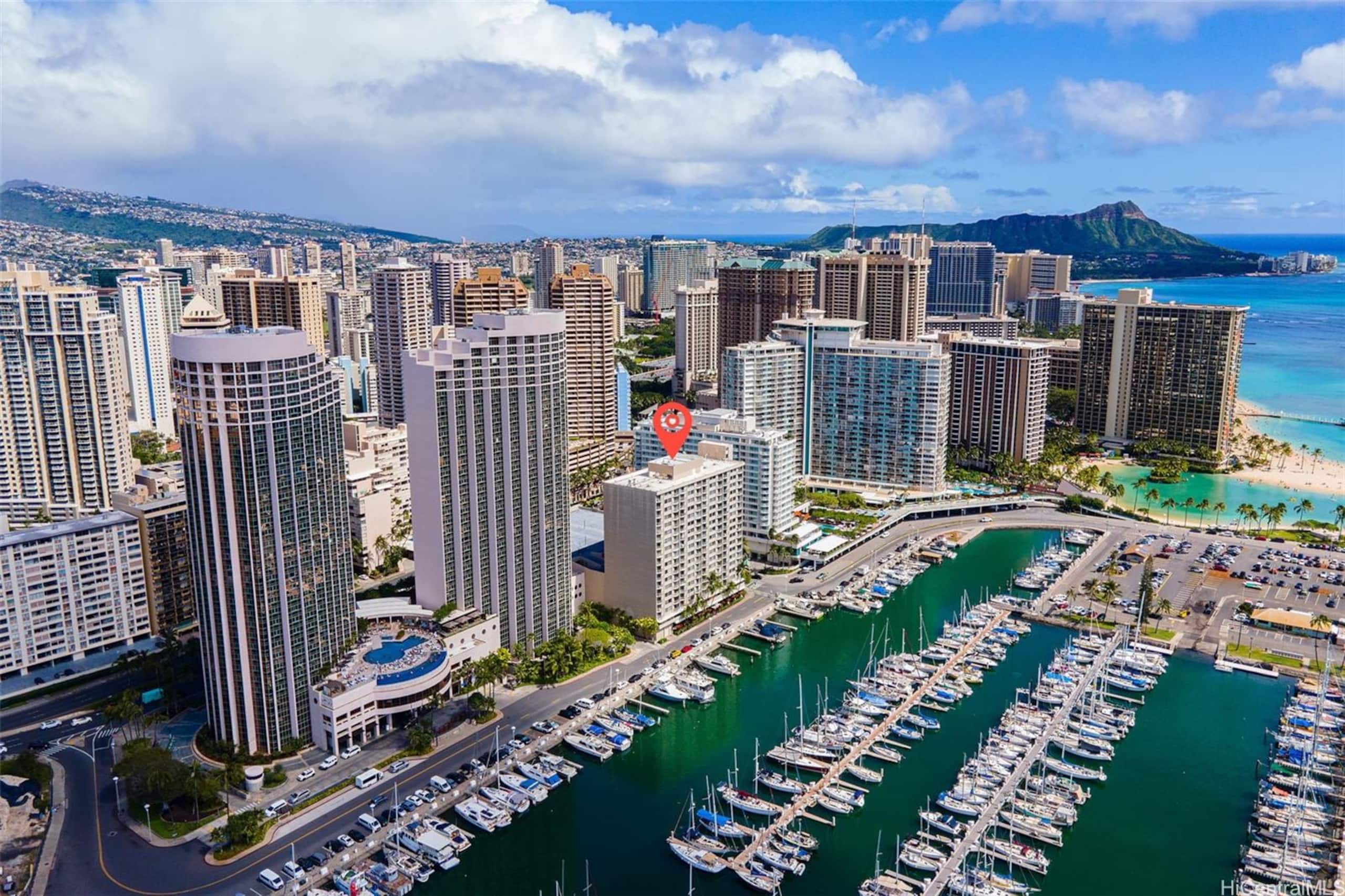 Condo in Honolulu · ★4.83 · Studio · 1 bed · 1 private bath - Image 19