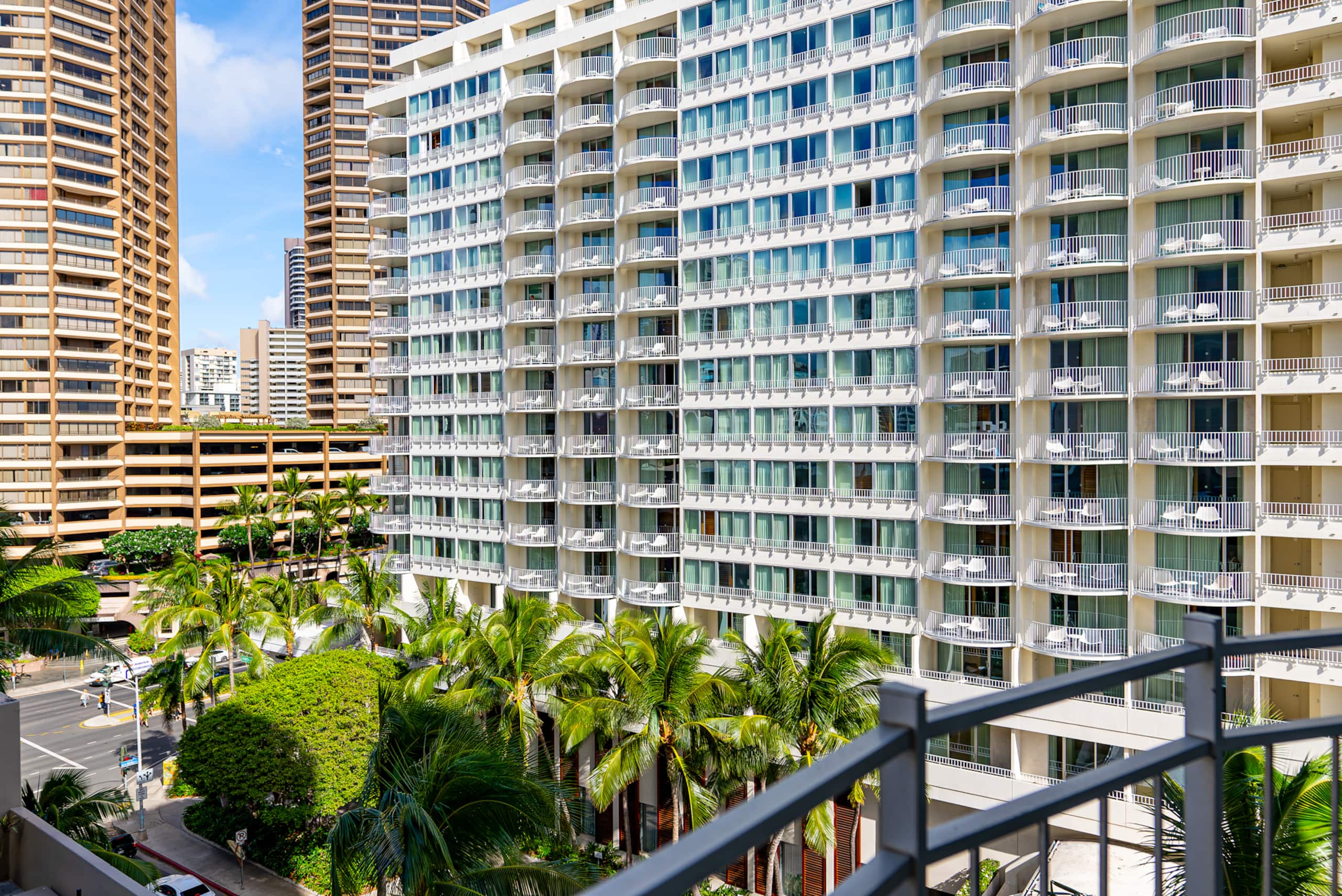 Condo in Honolulu · ★4.83 · Studio · 1 bed · 1 private bath - Image 16