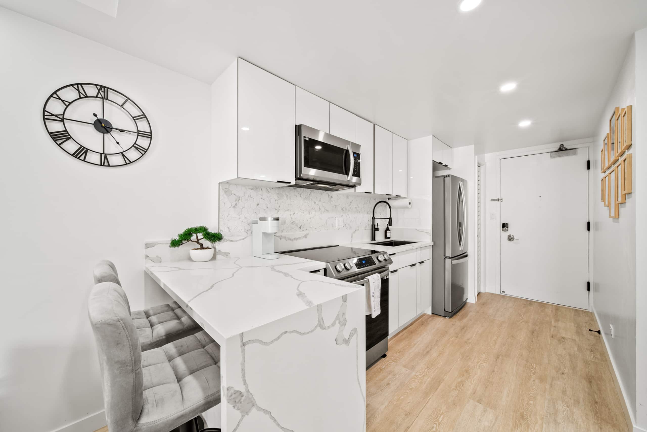 Condo in Honolulu · ★4.83 · Studio · 1 bed · 1 private bath - Image 11