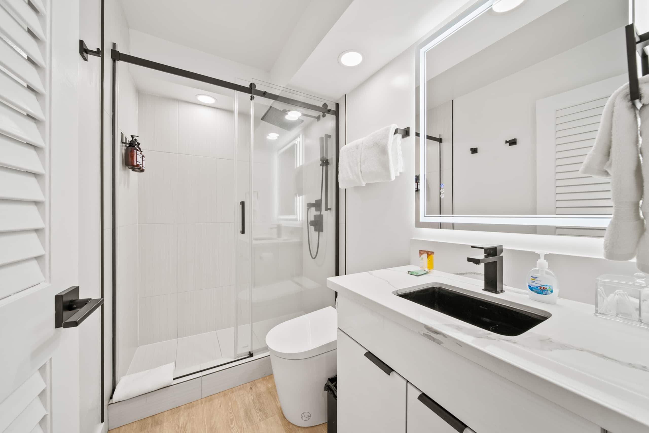 Condo in Honolulu · ★4.83 · Studio · 1 bed · 1 private bath - Image 13