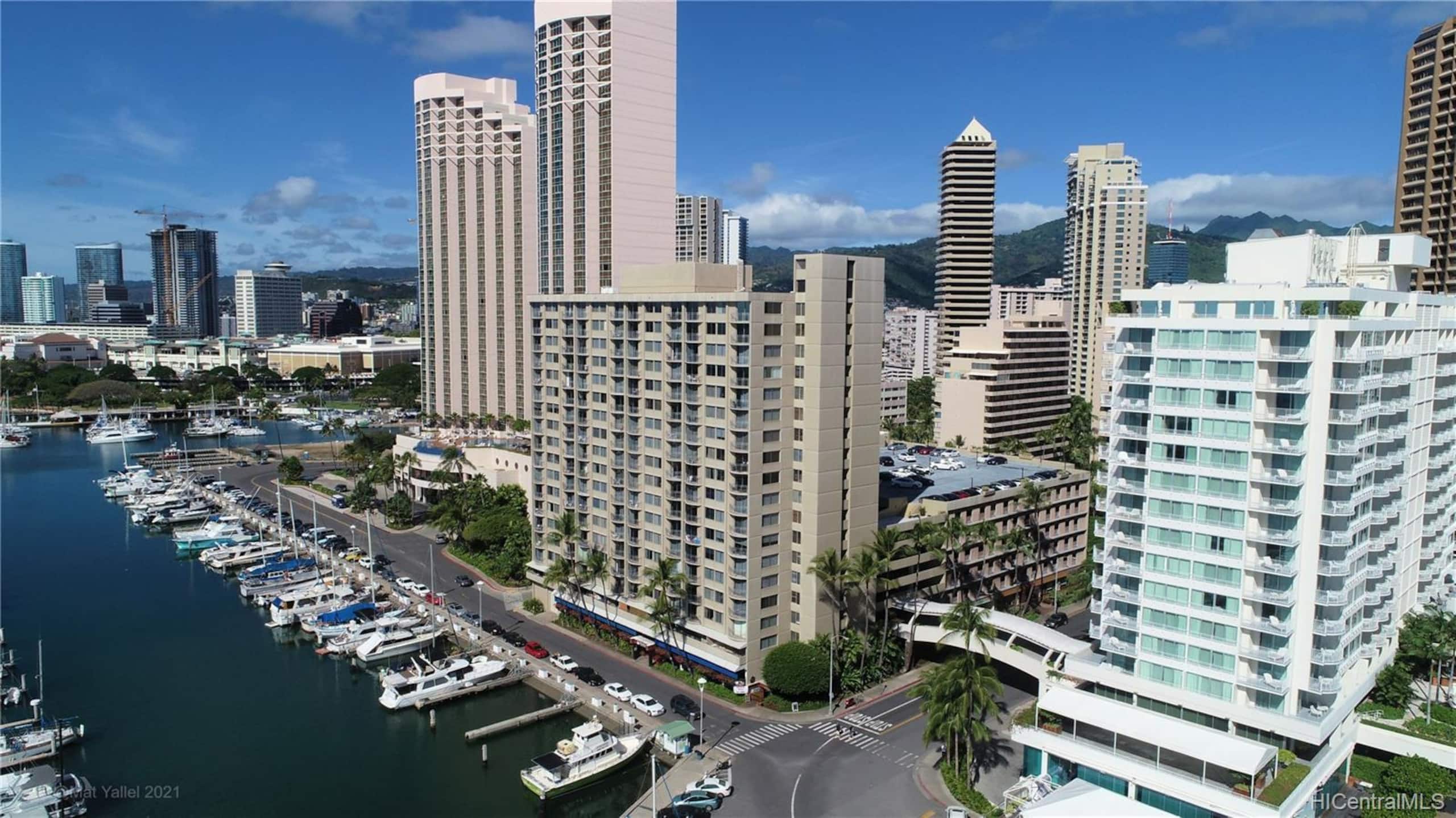 Condo in Honolulu · ★4.83 · Studio · 1 bed · 1 private bath - Image 18