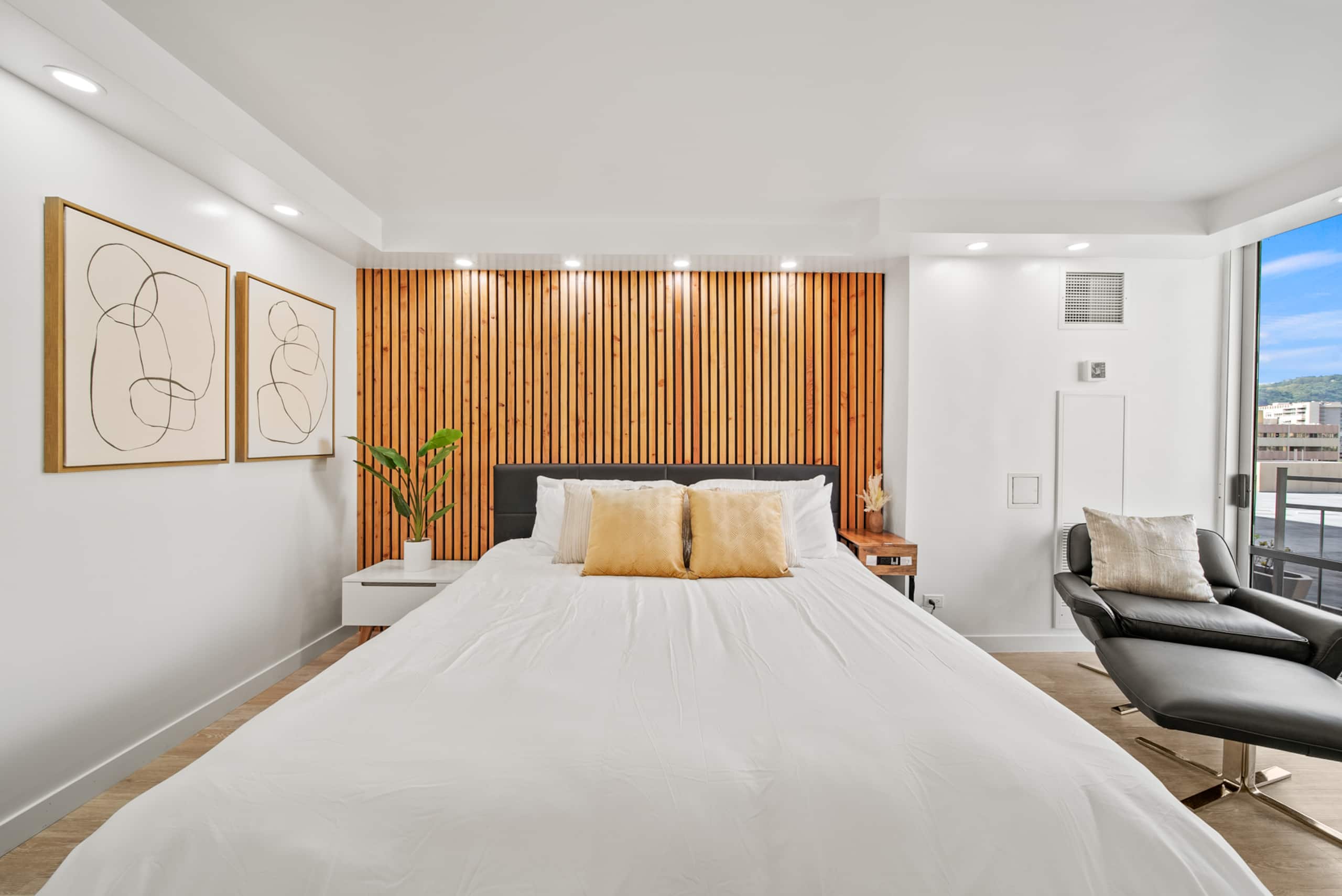 Condo in Honolulu · ★4.83 · Studio · 1 bed · 1 private bath - Image 4