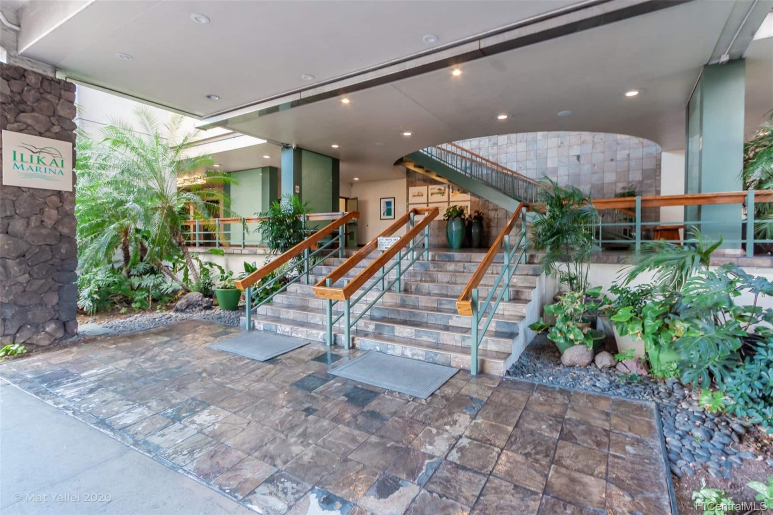 Condo in Honolulu · ★4.83 · Studio · 1 bed · 1 private bath - Image 21