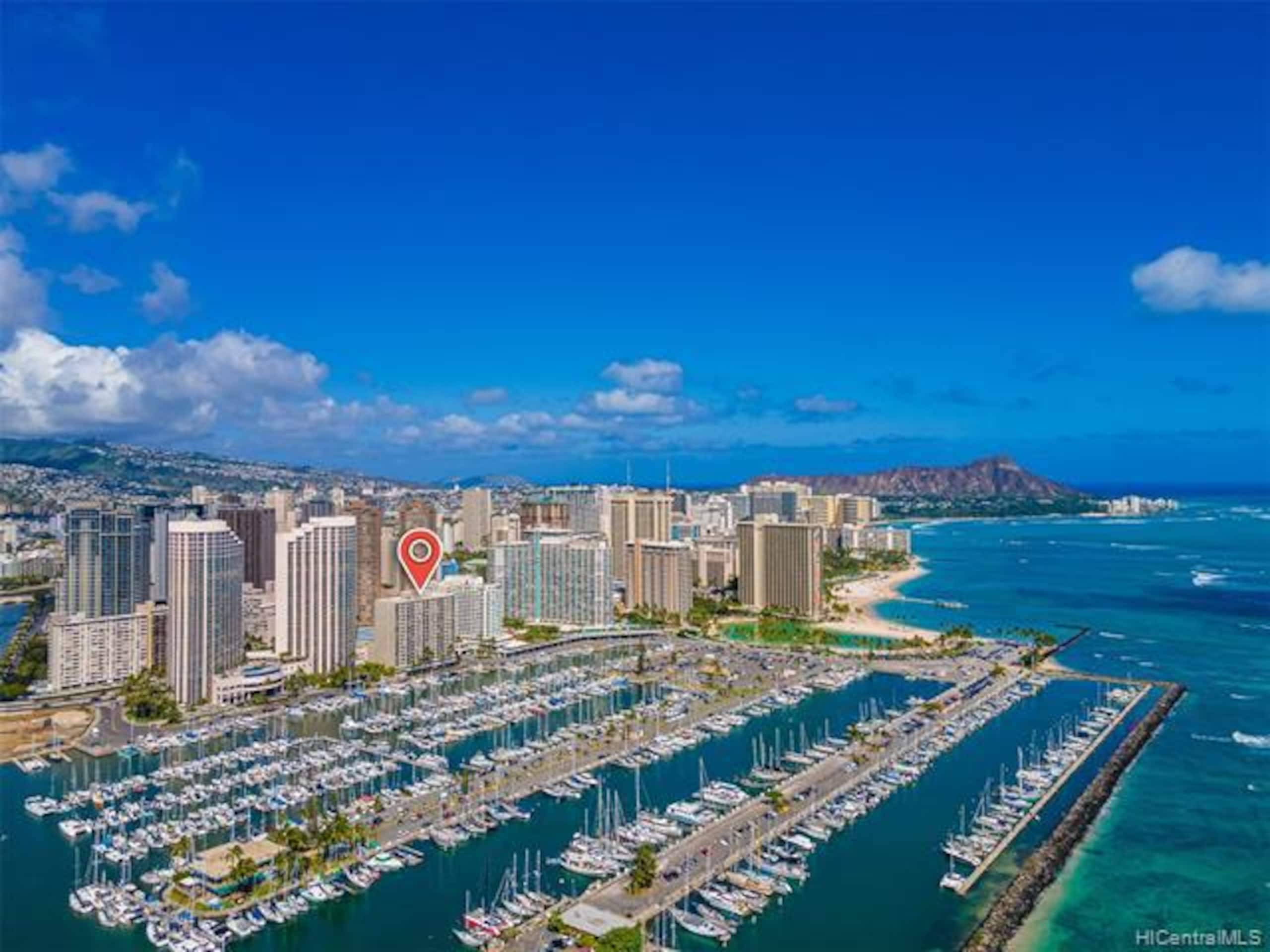 Condo in Honolulu · ★4.83 · Studio · 1 bed · 1 private bath - Image 20