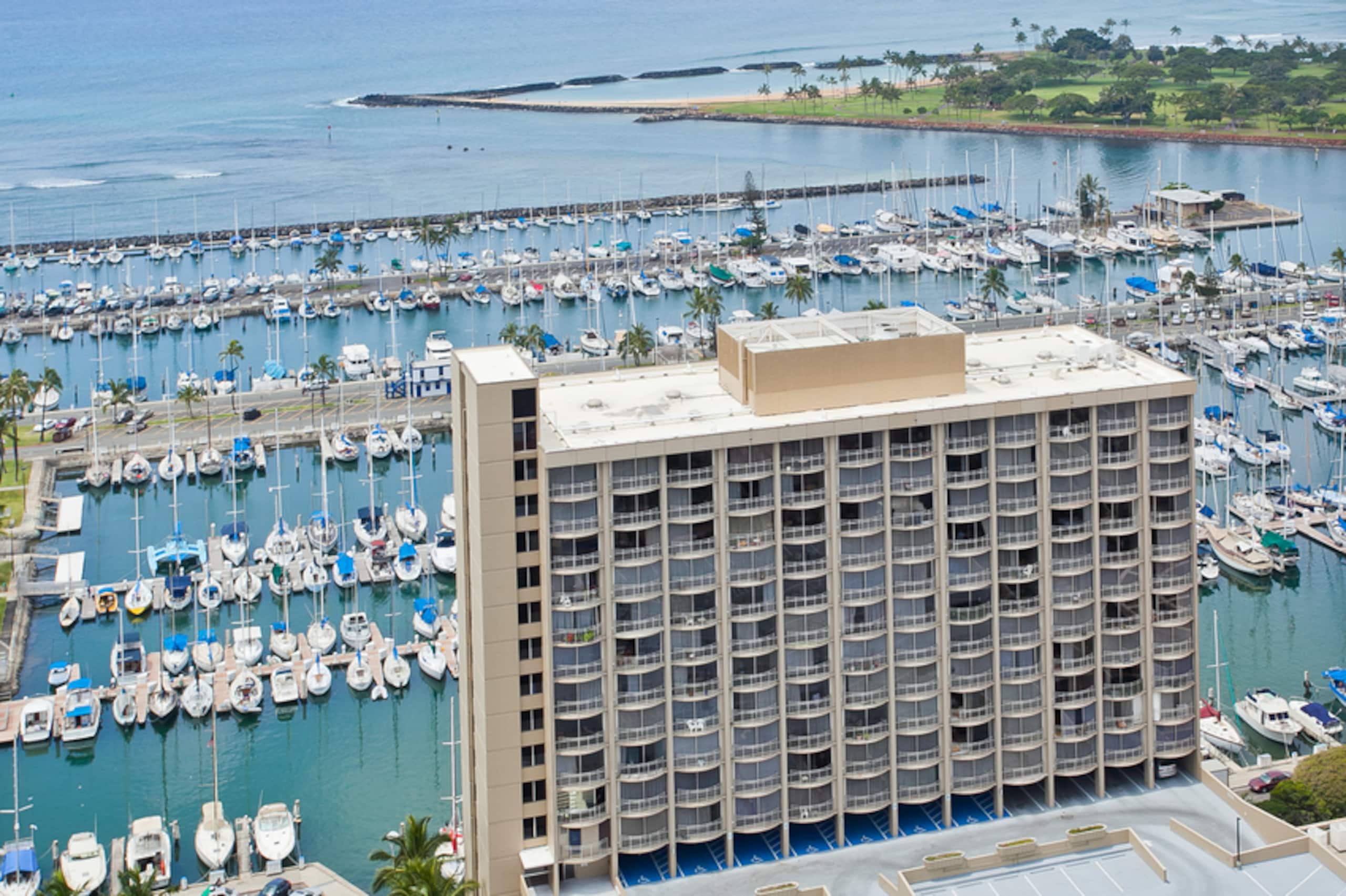 Condo in Honolulu · ★4.83 · Studio · 1 bed · 1 private bath - Image 17