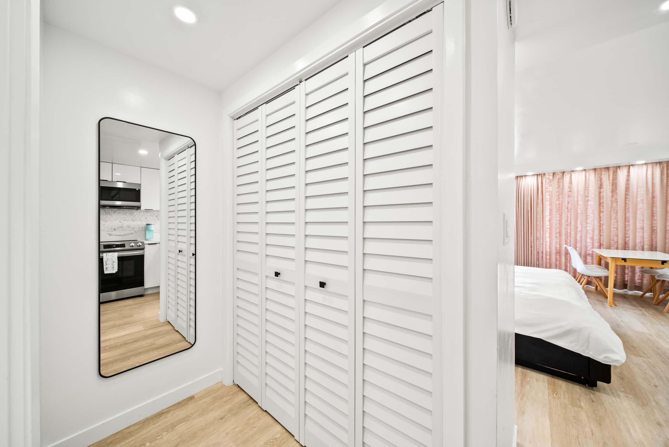 Condo in Honolulu · ★4.83 · Studio · 1 bed · 1 private bath - Image 25