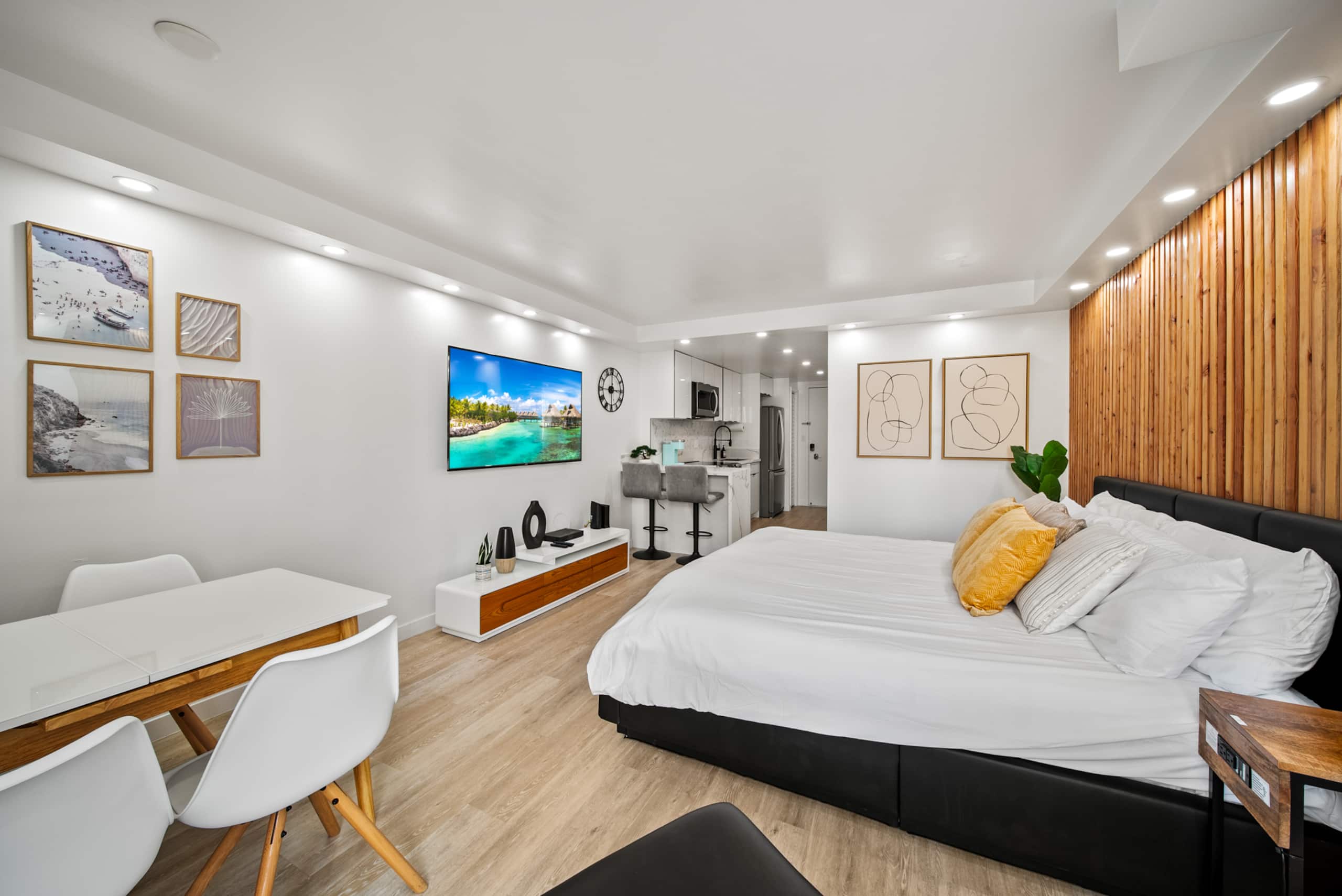Condo in Honolulu · ★4.83 · Studio · 1 bed · 1 private bath - Image 3