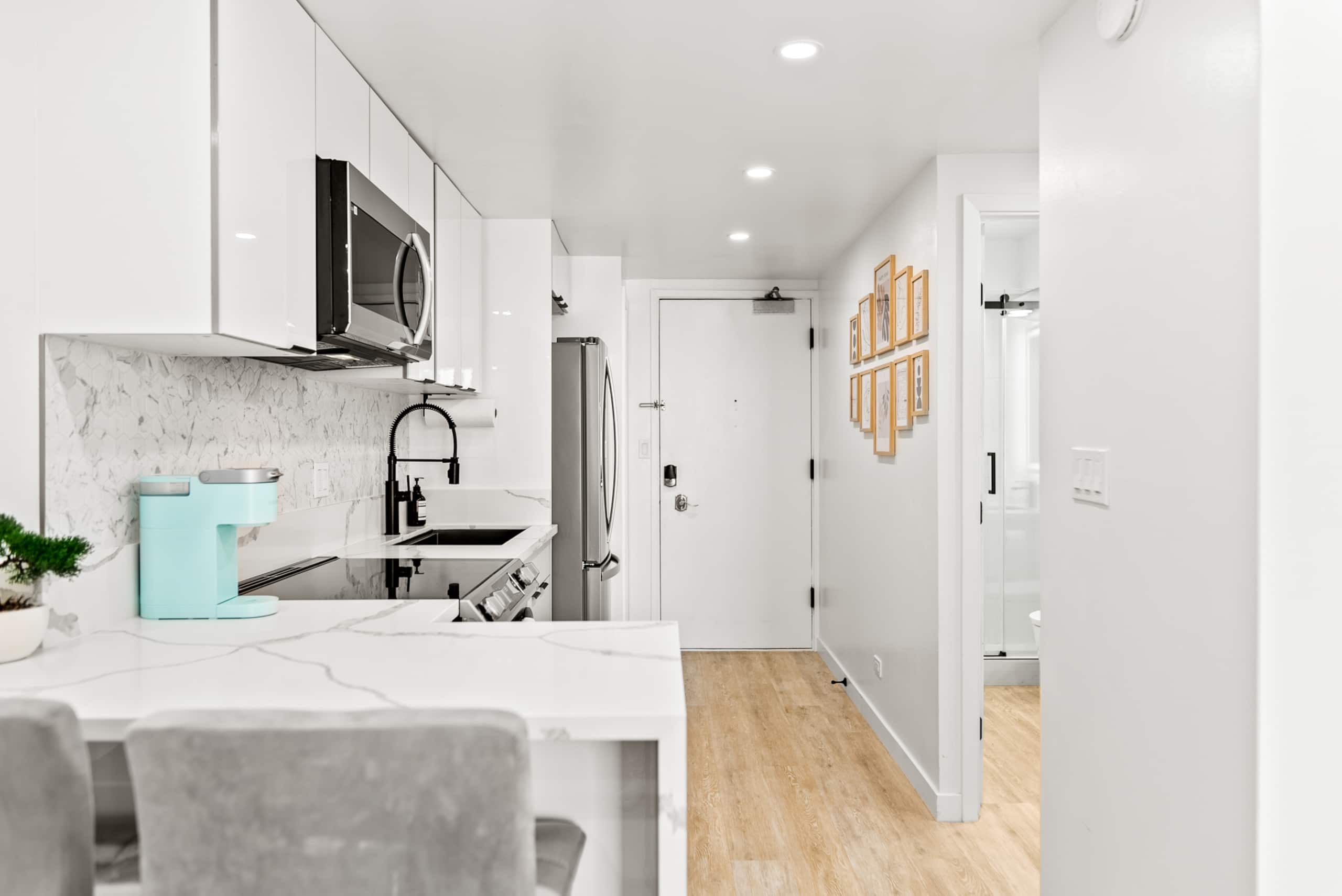 Condo in Honolulu · ★4.83 · Studio · 1 bed · 1 private bath - Image 12