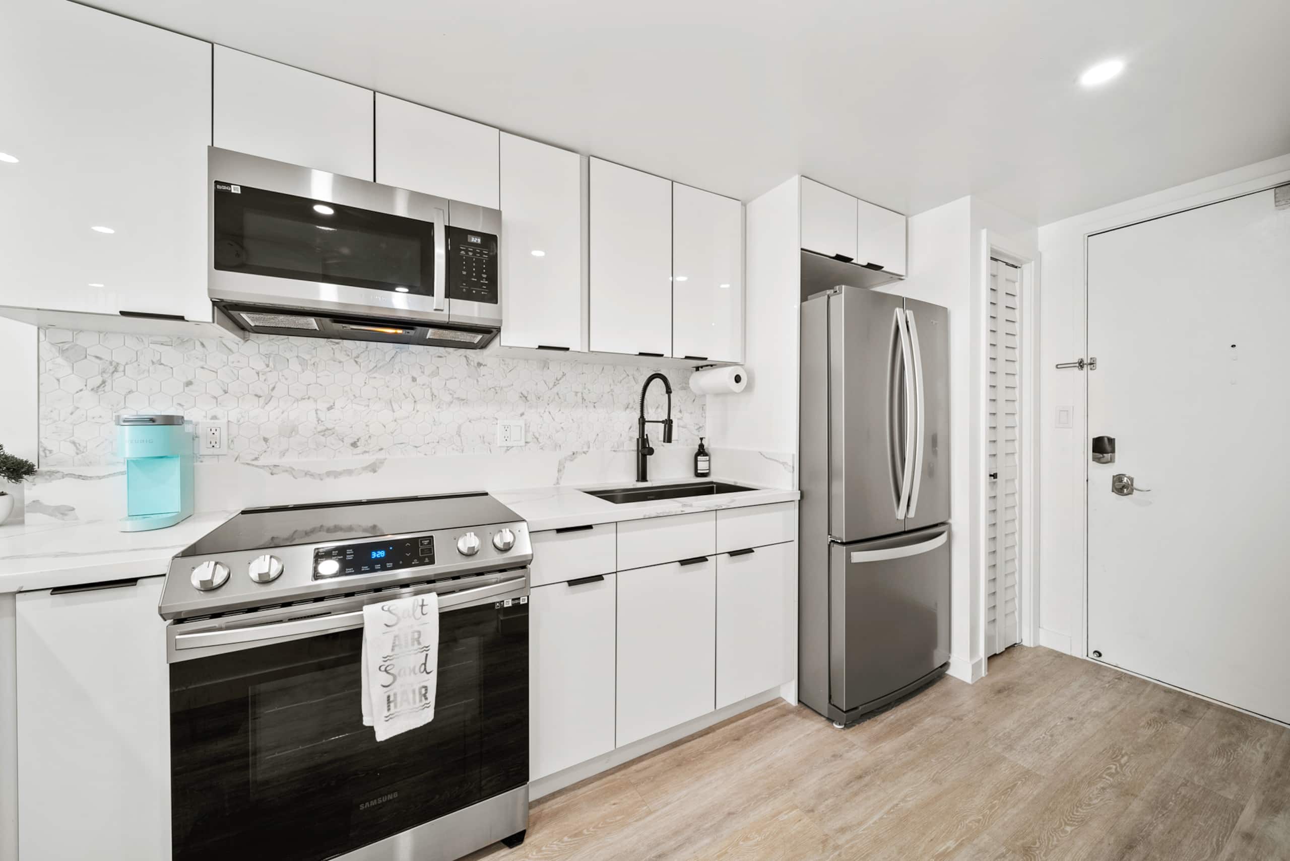 Condo in Honolulu · ★4.83 · Studio · 1 bed · 1 private bath - Image 7