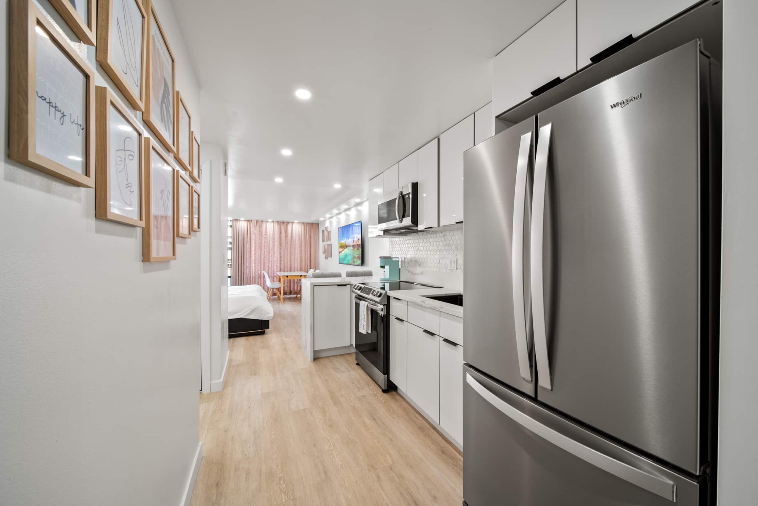 Condo in Honolulu · ★4.83 · Studio · 1 bed · 1 private bath - Image 8