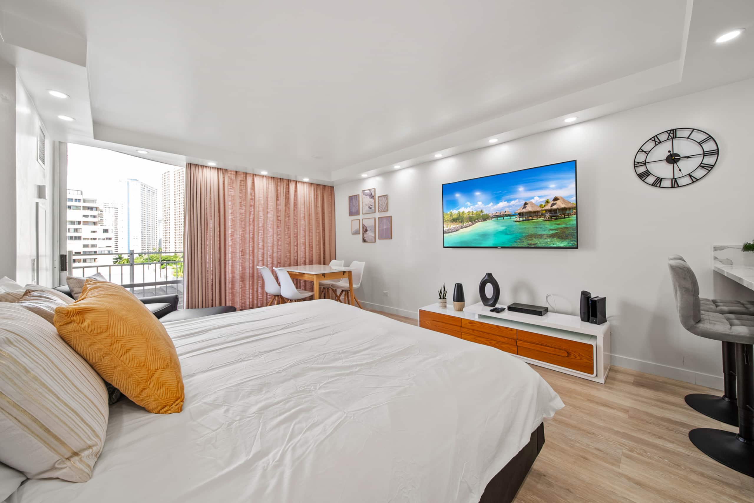 Condo in Honolulu · ★4.83 · Studio · 1 bed · 1 private bath - Image 2