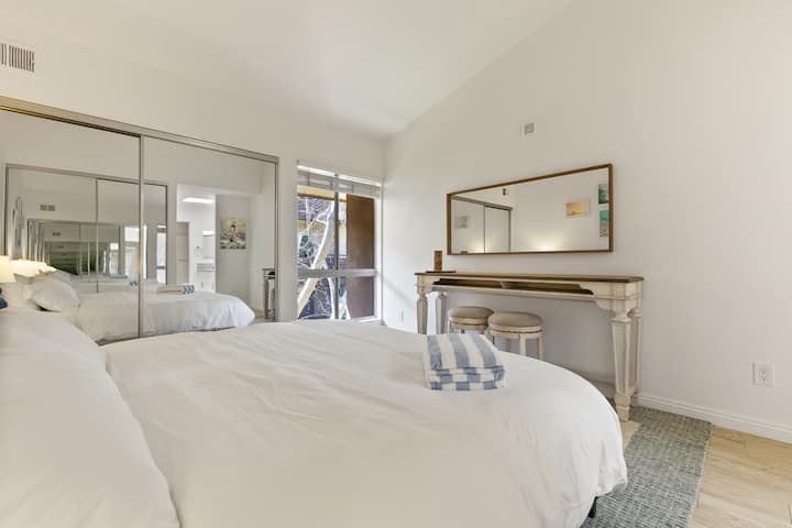 Bureau de la chambre/ vanité au cas où vous devez travailler sur votre ordinateur portable.