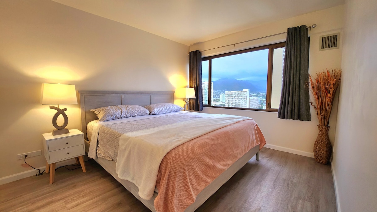 King-sized bed overlooking the mountain and canals.  Wonderful views and comfortable bed 