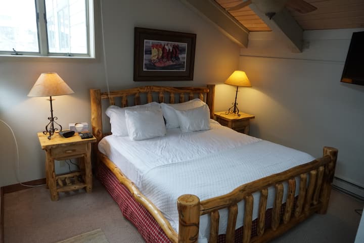 Dhomë gjumi kryesore "king" me shtroja të bukura, banjë ngjitur.  Komodinë dhe dollapë për gjithë magazinimin e rrobave