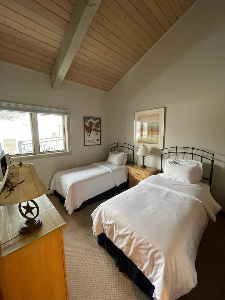 Dhomë dyshe me shtroja dhe komodinë të bukur.  Banjë e kompletuar jashtë derës