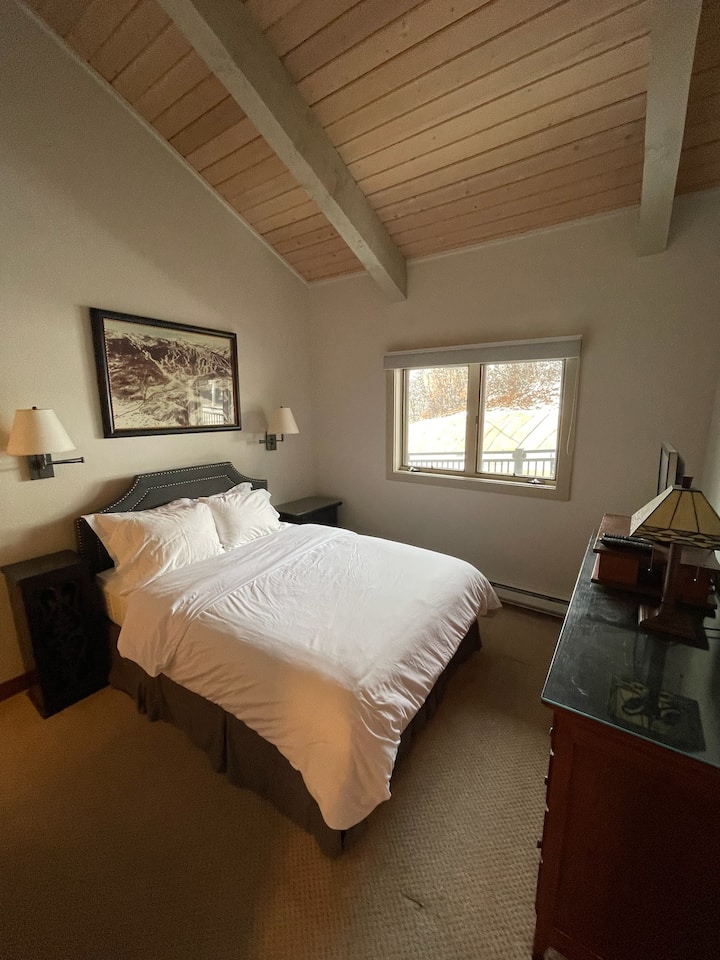 Dhomë gjumi "queen" me shtroja të bukura dhe banjë ngjitur.  Dollap i plotë për rrobat e tua.