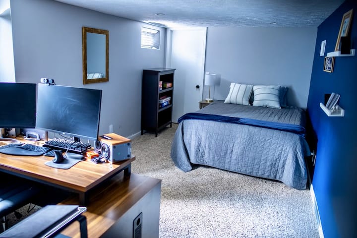 חדר שינה שלישי במרתף עם מיטת קווין סייז ושולחן כתיבה. צגים/מקלדות לא כלולים. 
