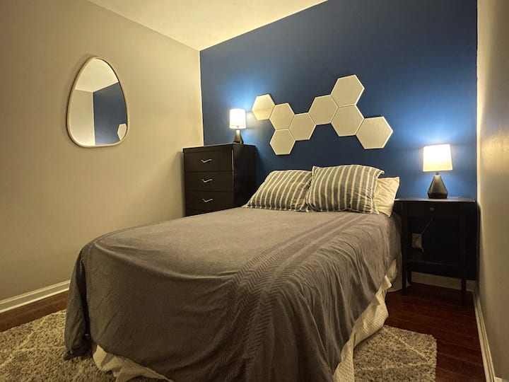 חדר שינה שני בקומה הראשית עם מיטה בגודל מלא. 