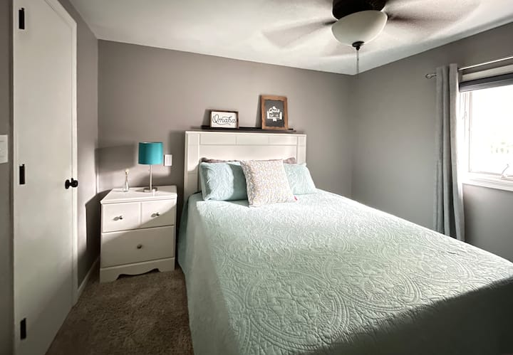 חדר שינה ראשי עם מיטת קווין סייז. 