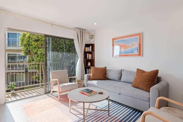 Sala de estar: espacio de lectura y sofá cama