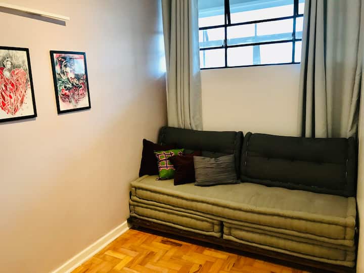 Единична стая с разтегателен диван