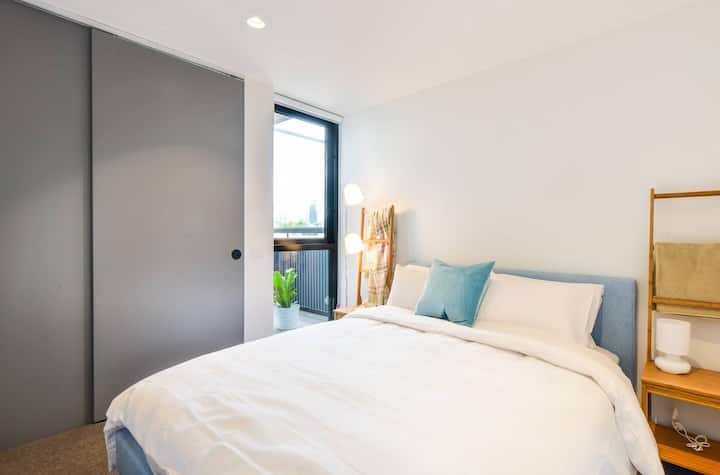 Საძინებელი სავსეა პლუშის გარნიტურით, კომფორტული საწოლით, დიდი კარადათი და ფანჯრით, რომელიც ბუნებრივ განათებას იძლევა