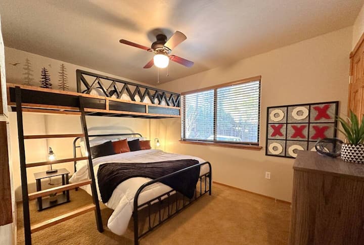 Izba pre hostí má pohodlnú menšiu manželskú posteľ