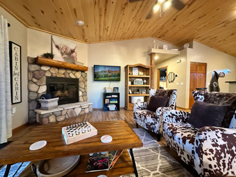 Top performing Airbnb: Cozy Show Low Cabin • Fenced Yard • Fireplace in Show Low