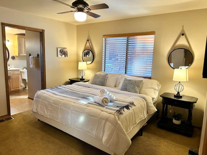 Hlavná spálňa sa môže pochváliť manželskou posteľou King.