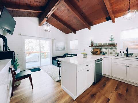 Cozy Green Cabin Crestline- Hot Tub/ Walk to Town